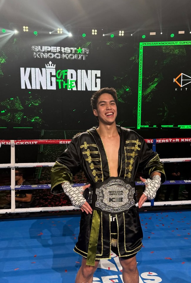 El Rumi dan Jefri Nichol kembali tanding tinju di kawasan Senayan, Jakarta Pusat, pada Minggu (10/8/25). Di pertandingan kali ini El kembali keluar sebagai pemenang. Foto: Instagram/@syifahadju