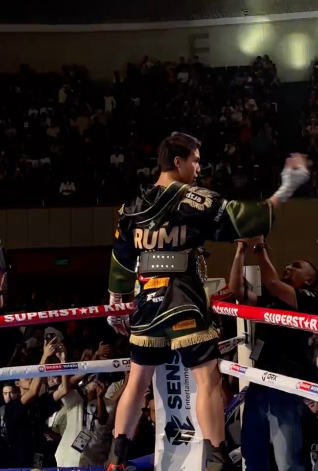 El berhasil mengalahkan Jefri hanya dalam waktu 38 detik. Sebelumnya pada pertandingan di bulan November 2023 lalu, El juga berhasil mengalahkan Jefri. Foto: Instagram/@syifahadju