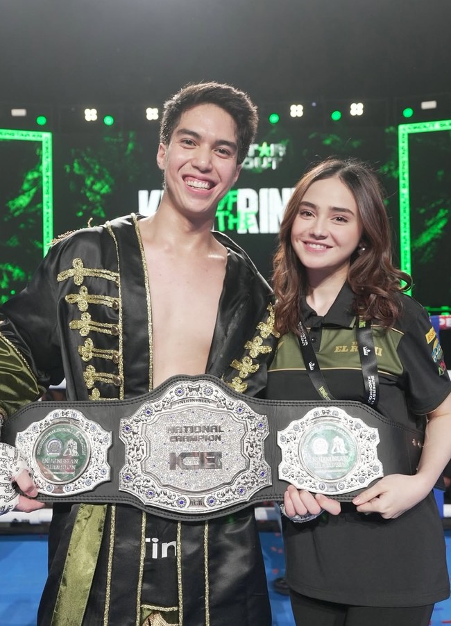 Sang kekasih, Syifa Hadju, turut hadir memberikan dukungan untuk El. Syifa terlihat mengenakan kemeja hitam dengan tulisan Team El Rumi. Foto: Instagram/@syifahadju