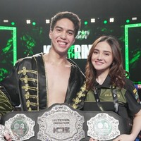 Sang kekasih, Syifa Hadju, turut hadir memberikan dukungan untuk El. Syifa terlihat mengenakan kemeja hitam dengan tulisan Team El Rumi. Foto: Instagram/@syifahadju