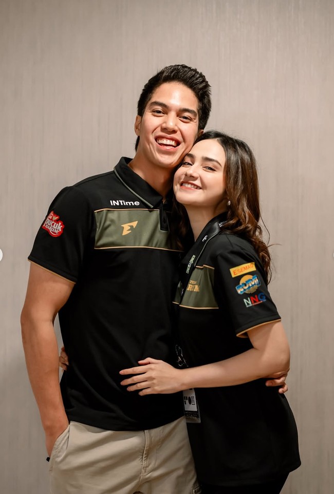 Pasangan yang banyak diidolakan publik itu tampak memamerkan gaya mesra dan kompak mereka. Syifa pun setia mendampingi dari awal hingga akhir acara. Foto: Instagram/@syifahadju