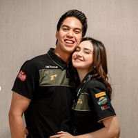 Pasangan yang banyak diidolakan publik itu tampak memamerkan gaya mesra dan kompak mereka. Syifa pun setia mendampingi dari awal hingga akhir acara. Foto: Instagram/@syifahadju