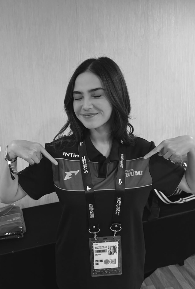 Melalui akun Instagram pribadinya dengan bangga Syifa memamerkan gayanya saat mendukung El. Penampilannya terlihat simpel dengan rambut yang terurai dan riasan wajah natural minimalis. Foto: Instagram/@syifahadju