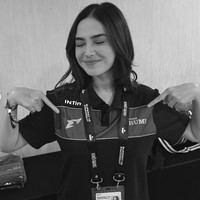 Melalui akun Instagram pribadinya dengan bangga Syifa memamerkan gayanya saat mendukung El. Penampilannya terlihat simpel dengan rambut yang terurai dan riasan wajah natural minimalis. Foto: Instagram/@syifahadju