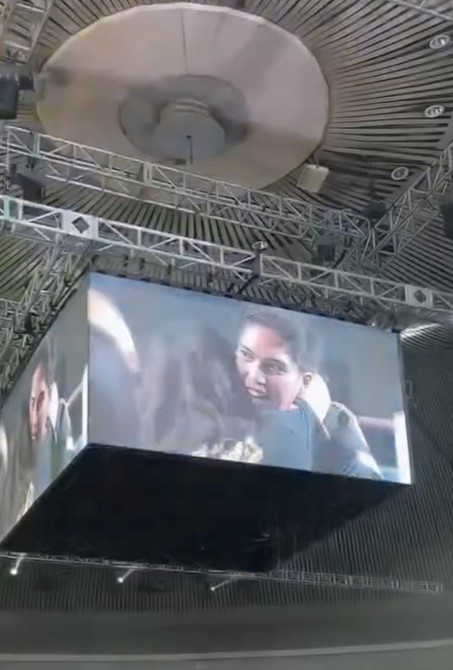 Kemesraan antara El dan Syifa kembali terlihat setelah pertandingan. Keduanya terlihat langsung berpelukan di atas ring tinju.  Foto: Instagram/@syifahadju