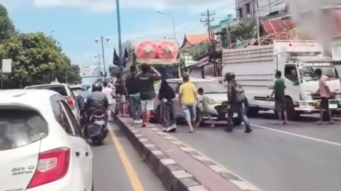 Empat kendaraan terlibat kecelakaan beruntun di Jalan Poros Maros-Makassar.