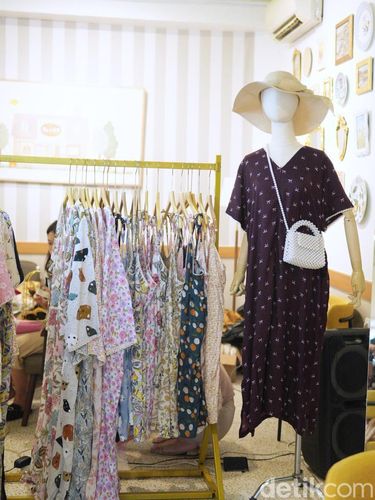 Foto koleksi Koncoturu saat acara Srawungayu Koncoturu berlangsung di Rise & Roll Cake, Jakarta Timur (10/8/2025).