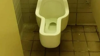 Gak paham kenapa bentuk klosetnya kaya gini. Foto: via BrightSide