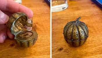 Labu mungil ini punya engsel dan bisa dibuka, dalamnya ada kaitan dan botol kaca super kecil, entah untuk apa. Foto: via BrightSide