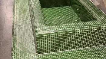 Bathtub aneh di sebuah hotel. Foto: via BrightSide