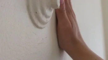 Seseorang memperlihatkan tonjolan aneh di rumahnya yang dibangun tahun 1908. Dia sendiri tidak tahu maksudnya apa. Foto: via BrightSide