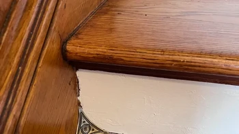 Benda ini kegunaannya mungkin agar tidak ada debu menumpuk di sudut-sudut rumah. Foto: via BrightSide