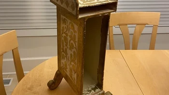 Benda ini terbuat dari kayu, catnya sudah terkelupas parah. Foto: via BrightSide