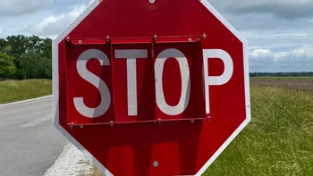 Kenapa huruf P di kata STOP terpisah gitu ya? Foto: via BrightSide