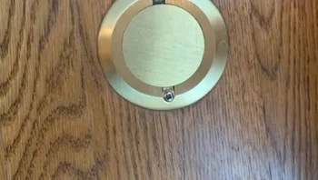 Penutup logam ini disekrup di lantai. Tapi pemilik rumah tidak tahu apa itu. Foto: via BrightSide