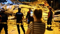 Setelah gempa utama, sejumlah gempa susulan (aftershocks) terjadi, dengan magnitudo tertinggi mencapai 4,6. Otoritas setempat mengimbau warga untuk menjauhi bangunan yang rusak. REUTERS/Efekan Akyuz