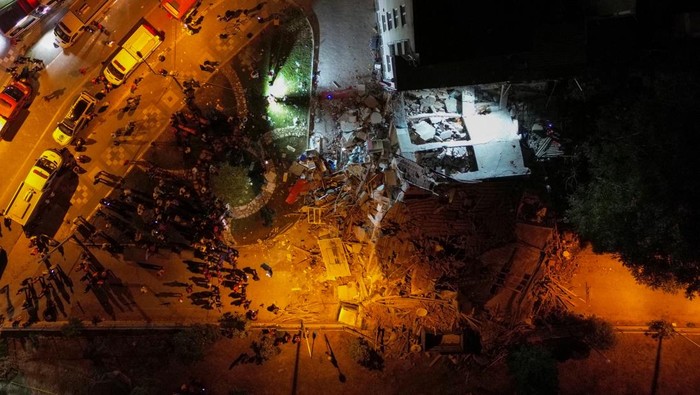 Turkish gendarmes stand next to a collapsed building after an earthquake in Sindirgi, in the western Balikesir province, Turkey, August 11, 2025. REUTERS/Efekan Akyuz