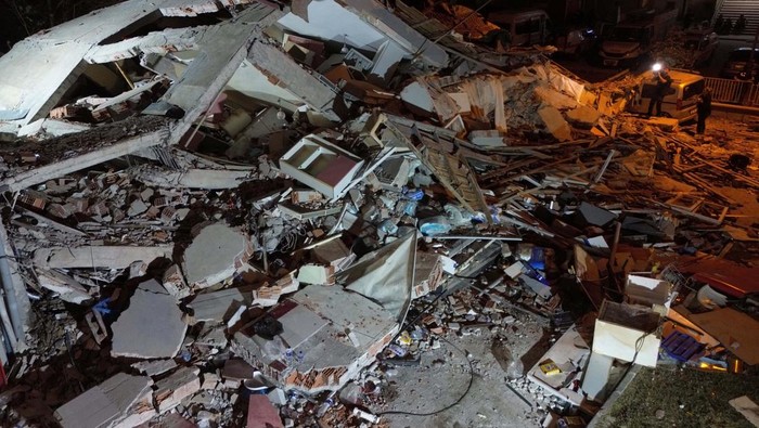 Gempa M 6,1 Runtuhkan Bangunan di Turki Barat Turkish gendarmes stand next to a collapsed building after an earthquake in Sindirgi, in the western Balikesir province, Turkey, August 11, 2025. REUTERS/Efekan Akyuz