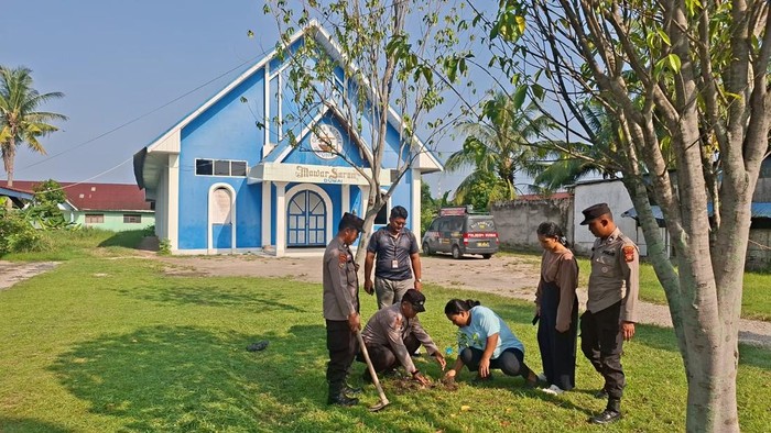 Gereja-gereja di Dumai, Riau menanam pohon dukung Green Policing.