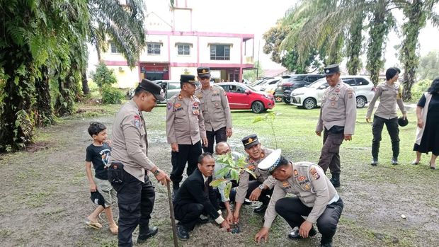 Gereja-gereja di Dumai, Riau menanam pohon dukung Green Policing.