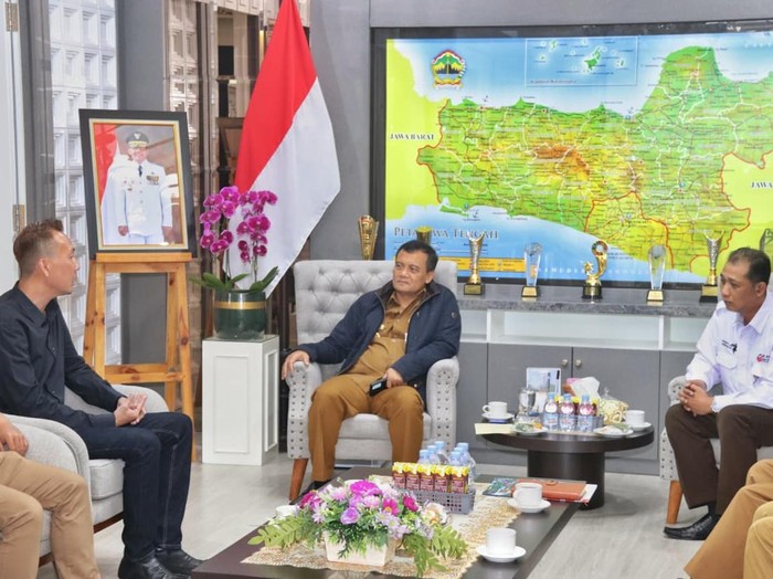 Gubernur Jateng, Ahmad Luthfi, saat menerima kunjungan Direktur PT PRPP Jawa Tengah, Heri Kristanto, di kantornya, Senin (11/8/2025).