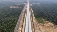 Pantauan udara pada Senin (11/8/2025) memperlihatkan jalur utama tol sudah tersambung, dengan sebagian pekerja fokus menyelesaikan pekerjaan akhir seperti perkerasan, marka jalan, dan pemasangan rambu lalu lintas. ANTARA FOTO/Wahdi Septiawan