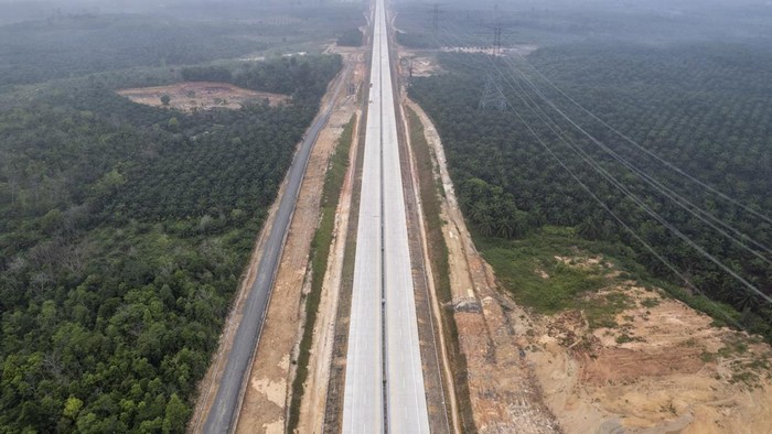 Hampir Kelar, Tol Jambi Seksi 4 Siap Sambut Pengendara Foto udara Jalan Tol Jambi seksi 4 Tempino - Interchange Ness (atas) dan Jalan Ness (bawah) di Muaro Jambi, Jambi, Senin (11/8/2025). Kementerian Pekerjaan Umum (PU) menyebutkan pembangunan konstruksi Jalan Tol Betung - Tempino - Jambi Seksi 4 Tempino - Interchange Ness telah memasuki tahap akhir dengan progres lahan 99,76 persen dan progres fisik 93,03 persen, serta tengah menyelesaikan pengurusan laik fungsi dari Kementerian Perhubungan dan Sertifikat Laik Operasi (SLO) dari Kementerian PU. ANTARA FOTO/Wahdi Septiawan