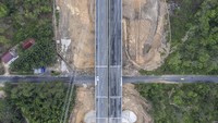 Kehadiran Tol Seksi 4 ini diharapkan akan memperlancar arus transportasi barang dan penumpang dari dan menuju Jambi, sekaligus mempersingkat waktu tempuh menuju daerah sekitar. ANTARA FOTO/Wahdi Septiawan
