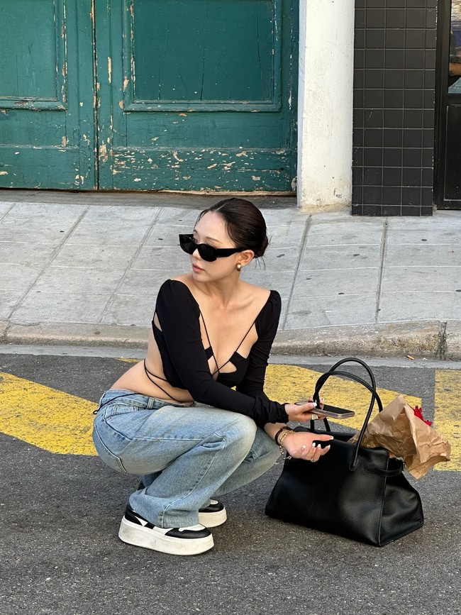 Dalam foto terbaru, Hong Young Ki mengunggah fotonya saat liburan di Prancis. Berbeda dari biasanya, ia tampil bold dengan baju ketat yang mengekspos kulit. Foto: Instagram @kisy0729