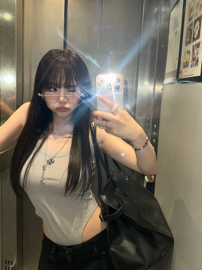 Hong Young Ki adalah seorang ibu dua anak yang sempat dikenal sebagai ulzzang atau seseorang yang berwajah terbaik (tampan atau cantik) sejak tahun 2010an Penampilan awet mudanya masih sering perhatian netizen sampai sekarang.Foto: Instagram @kisy0729