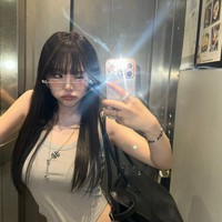 Hong Young Ki adalah seorang ibu dua anak yang sempat dikenal sebagai ulzzang atau seseorang yang berwajah terbaik (tampan atau cantik) sejak tahun 2010an Penampilan awet mudanya masih sering perhatian netizen sampai sekarang.Foto: Instagram @kisy0729