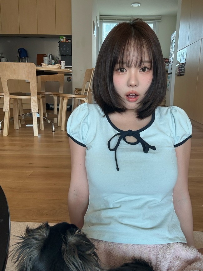 Hong Young Ki memang punya penampilan imut yang membuat banyak orang menyangka dirinya masih duduk di bangku sekolah meski usianya sudah 35 tahun. Foto: Instagram @kisy0729