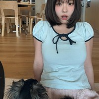 Hong Young Ki memang punya penampilan imut yang membuat banyak orang menyangka dirinya masih duduk di bangku sekolah meski usianya sudah 35 tahun. Foto: Instagram @kisy0729