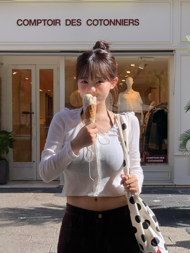 Hong Young Ki mulai dikenal publik 2009 setelah tampil di acara populer Ulzzang Generation. Wanita yang menikah sejak 2012 itu kemudian bertransformasi menjadi seorang wirausahawan dan saat ini mengelola brand.  Foto: Instagram @kisy0729