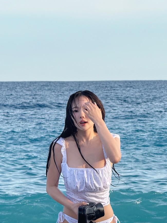 Baru-baru ini Hong Young Ki lagi-lagi jadi perbincangan karena penampilannya. Namun daripada imut, wanita tersebut menuai sorotan saat memakai busana seksi. Foto: Instagram @kisy0729