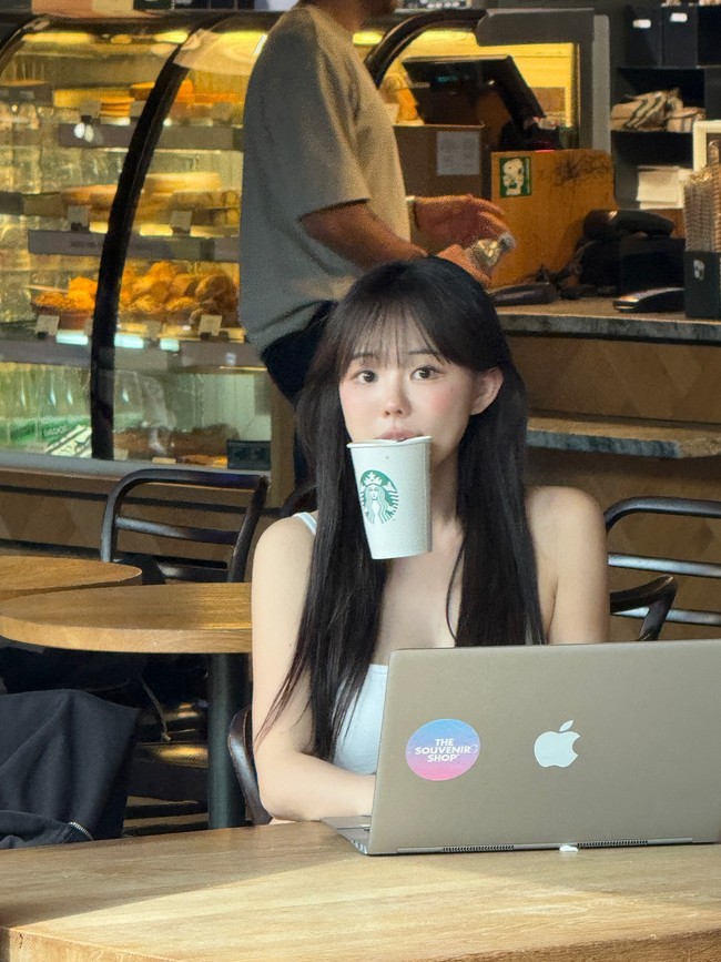 Beberapa tahun lalu Young Ki jadi perbincangan saat mengaku digoda oleh anak-anak remaja. Ketika mengunjungi Universal Studios di Amerika Serikat, Young Ki yang memakai baju seperti seragam sekolah didatangi anak-anak SMP yang ingin mengajaknya kenalan dan minta nomor telepon. Foto: Instagram @kisy0729