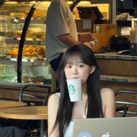 Beberapa tahun lalu Young Ki jadi perbincangan saat mengaku digoda oleh anak-anak remaja. Ketika mengunjungi Universal Studios di Amerika Serikat, Young Ki yang memakai baju seperti seragam sekolah didatangi anak-anak SMP yang ingin mengajaknya kenalan dan minta nomor telepon. Foto: Instagram @kisy0729