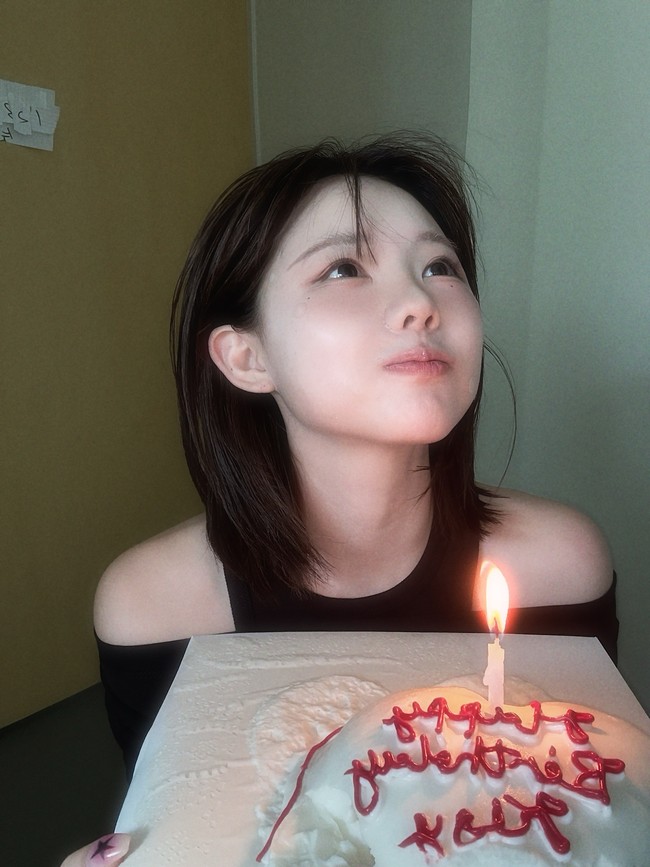 Gaya tersebut menuai berbagai komentar dari netizen. Banyak orang memuji tapi tak sedikit yang mencibir. “Unnie, kamu adalah hot girl,” “Anak kamu akan kena masalah,” “Buka saja OnlyFans,” tulis netizen.  Foto: Instagram @kisy0729