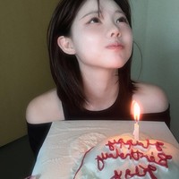 Gaya tersebut menuai berbagai komentar dari netizen. Banyak orang memuji tapi tak sedikit yang mencibir. “Unnie, kamu adalah hot girl,” “Anak kamu akan kena masalah,” “Buka saja OnlyFans,” tulis netizen.  Foto: Instagram @kisy0729