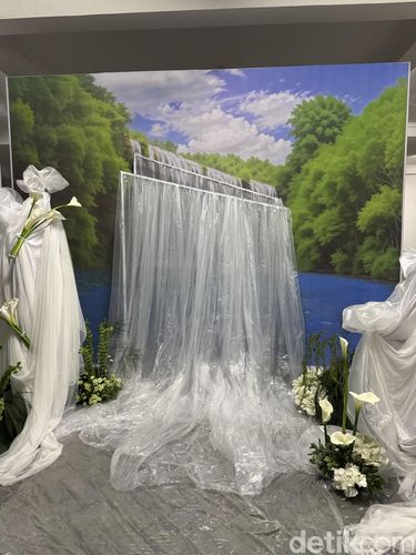 Ide dekorasi latar belakang foto pernikahan efek air terjun bisa jadi inspirasi.