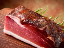 Muslim Haram Makan Babi, Bagaimana Kalau Memegang Dagingnya?