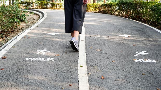 Jalan kaki detikhealth Playing fitness or exercising by walking or running outdoors is currently becoming more popular among health-conscious people to prevent the spread of COVID-19, causing people to often go for a run or walk in parks where the air is fresh.