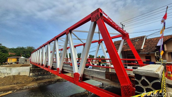 Jembatan Merah Putih Bojongkopo berdiri kokoh dengan cat merah dan putih yang mencolok, tampak seperti bendera Indonesia membentang di atas sungai, Senin (11/8/2025).