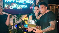 Jessica Juliantiano dan Boris Bokir kompak memakai pakaian hitam di momen spesial. (Foto: dok Instagram jessicajuliantiano)