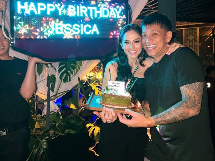 Momen Boris Bokir Bawa Kue Kejutkan Jessica Juliantiano