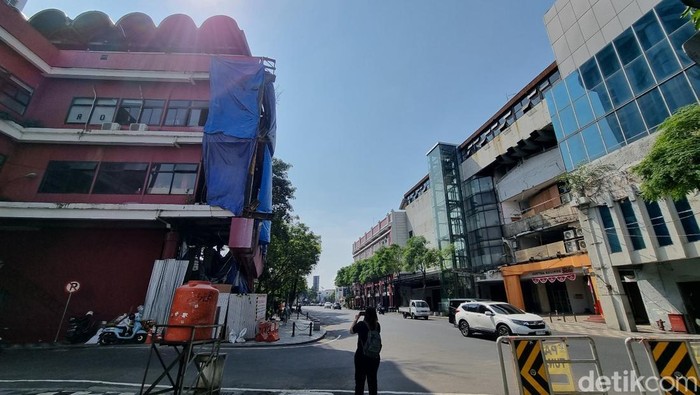 JPO Jalan Tunjungan Surabaya dibongkar dan akan diganti dengan konsep baru lebih modern.
