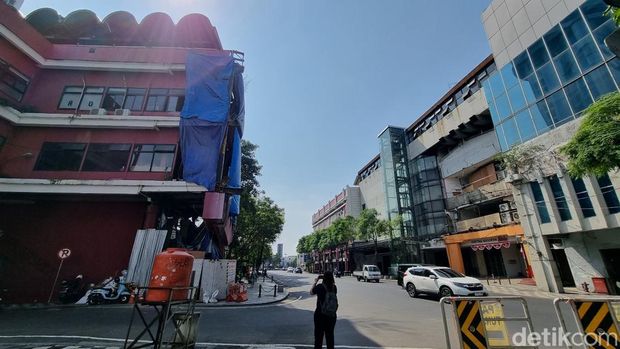 JPO Jalan Tunjungan Surabaya dibongkar dan akan diganti dengan konsep baru lebih modern. JPO Jalan Tunjungan Surabaya dibongkar dan akan diganti dengan konsep baru lebih modern.