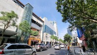 Jembatan penyeberangan baru ini akan dibangun ulang dengan konsep yang lebih terbuka agar dapat menyatu dengan pemandangan di Jalan Tunjungan.