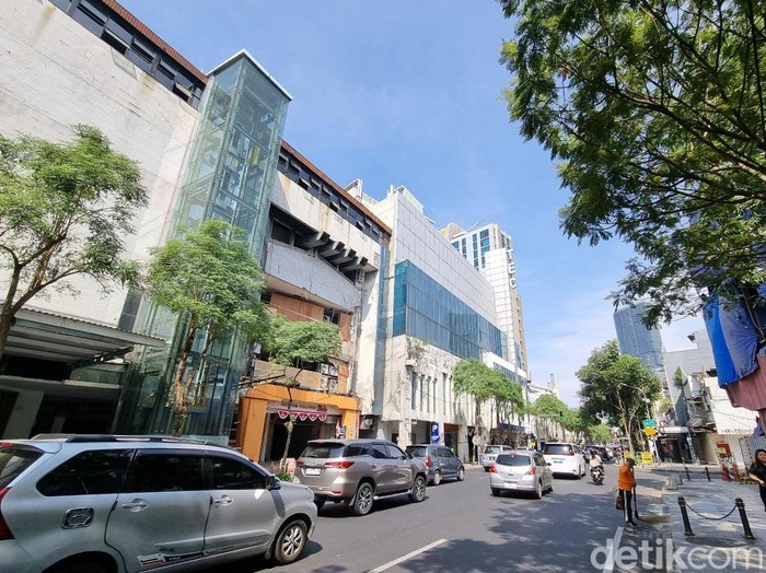 JPO Jalan Tunjungan Surabaya dibongkar dan akan diganti dengan konsep baru lebih modern.