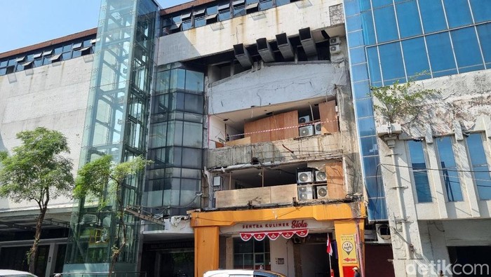 JPO Jalan Tunjungan Surabaya dibongkar dan akan diganti dengan konsep baru lebih modern.